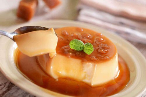 karamelli flan tatlısı tatlı kaşığı