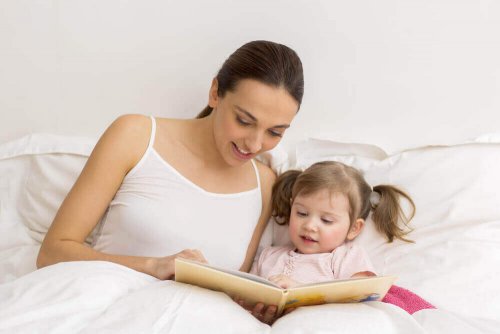kitap okuyan anne ve küçük kızı