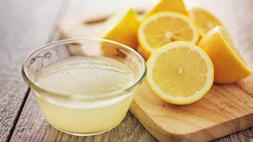 limon dilimleri ve limon suyu