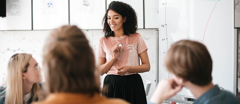 öğretmen ders veriyor