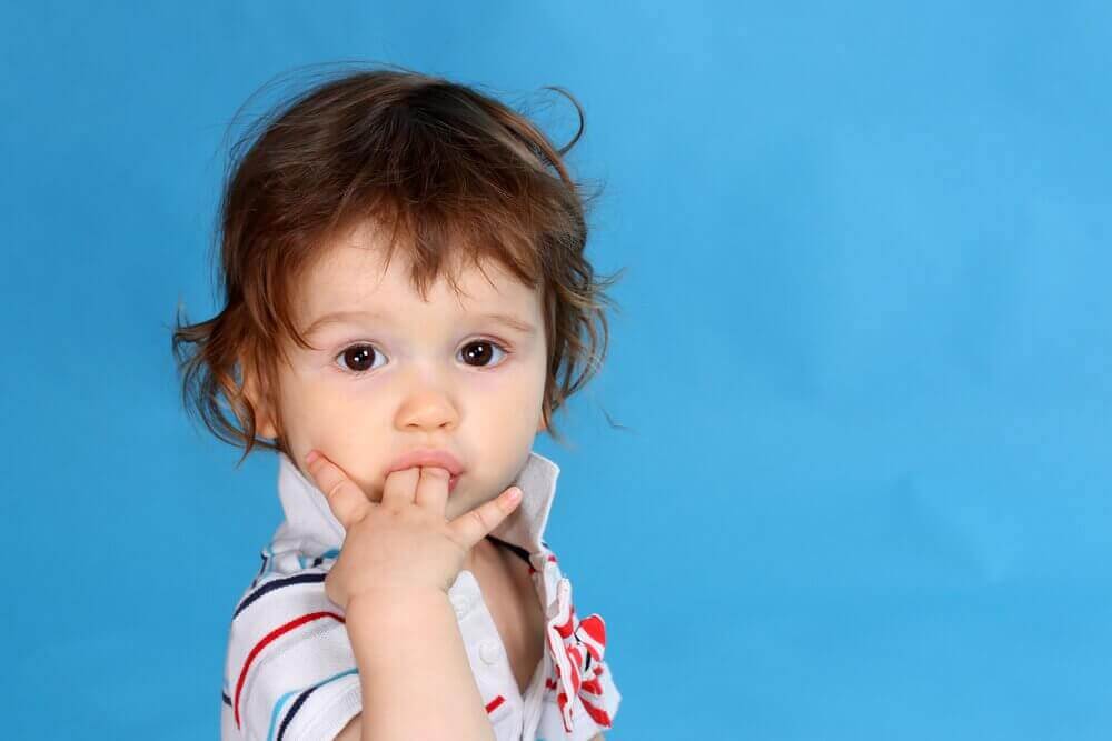 parmaklarını emen çocuk