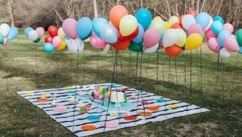 piknik dekorasyonu ve balonlar