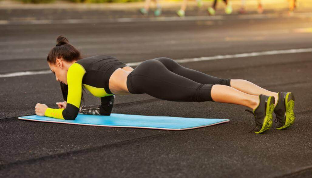 plank egzersizi yapan kadın