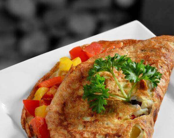 sebzeli omlet üzerinde maydanoz