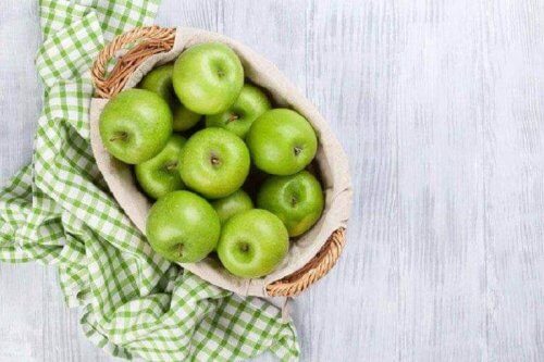 sepette yeşil elmalar