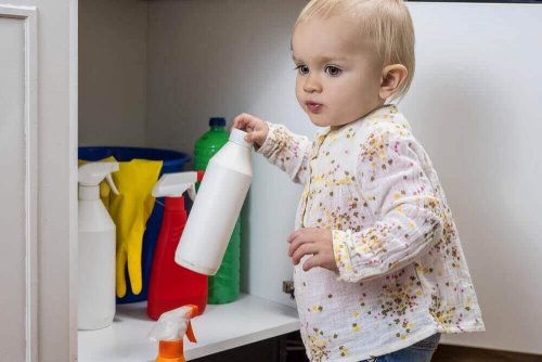 temizlik ürünlerine dokunan bebek