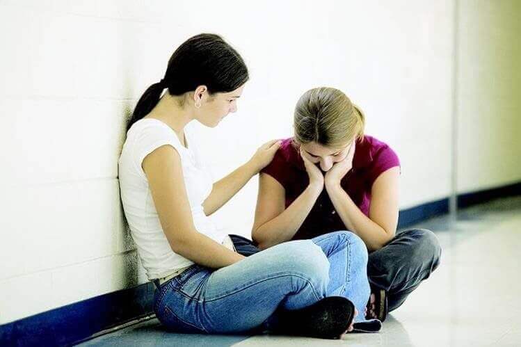 arkadaşını teselli eden kadın