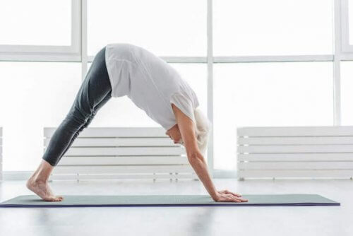 yoga yapan yaşlı kadın