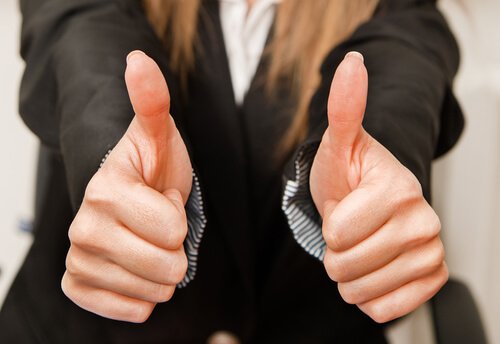 yukarı kaldırılmış iki baş parmak