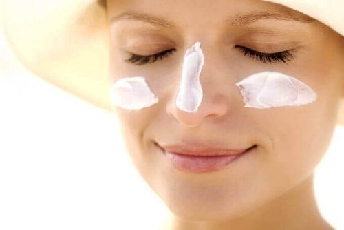 yüzüne güneş kremi sürmüş kadın