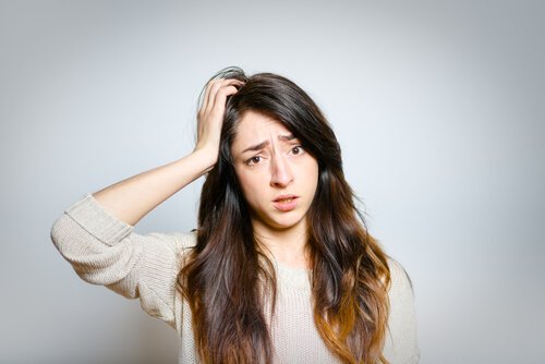 kadının kafası dalgın karışık