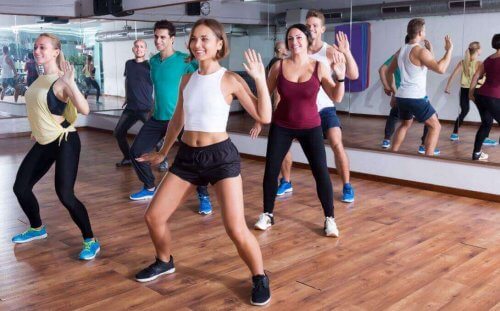 zumba yapan erkekler ve kadınlar