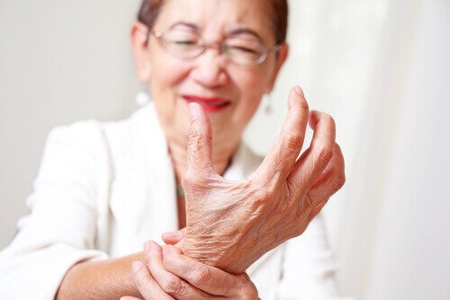 yaşlı kadın artrit