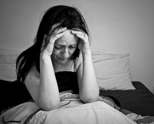 başı ağrıyan kadın