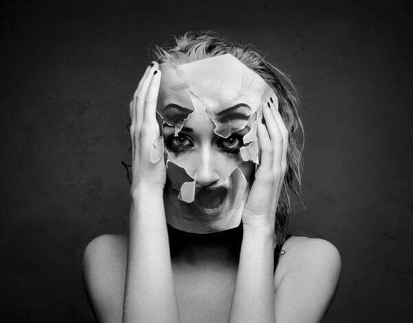 maskesi yırtılmış kadın