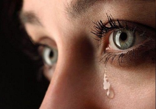 ağlayan bir kadın