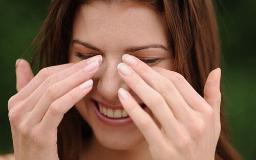 düzgün bir şekilde ağlayan kişi