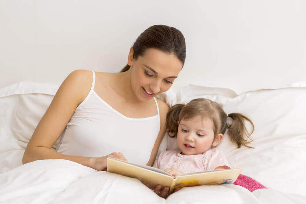 anne ve kızı kitap okuyor