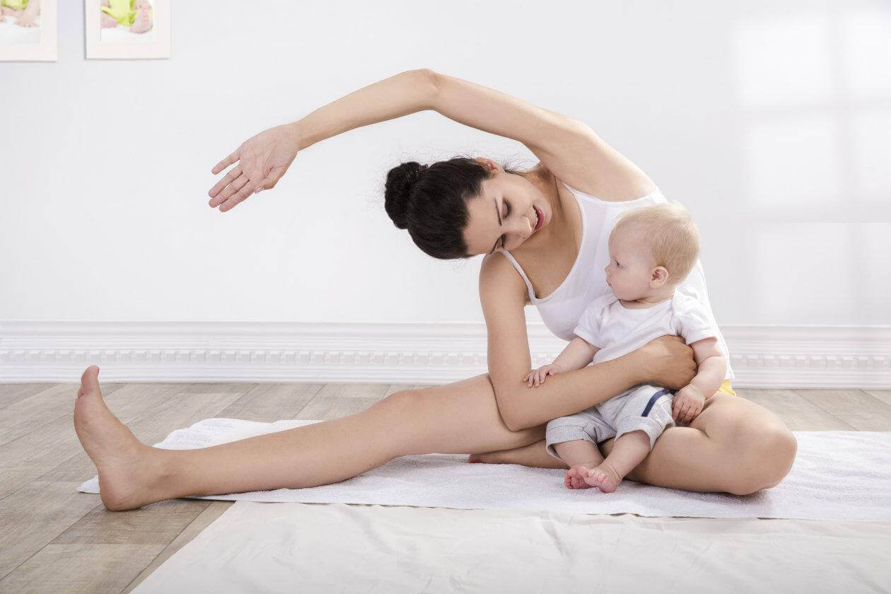 doğumdan sonra anne ve bebek beyaz kıyafetler içinde