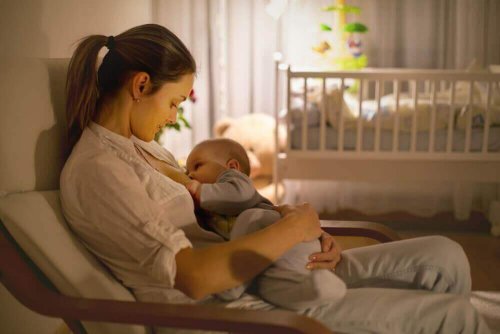 bebeğini emziren anne ve emen bebek