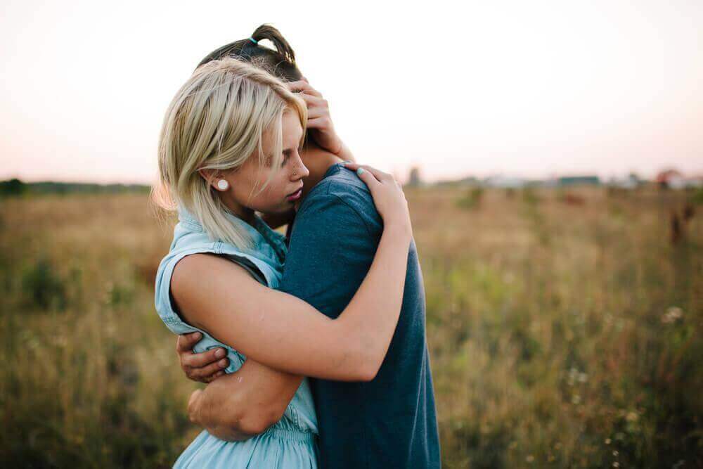 birbirine sarılan arkadaşlar