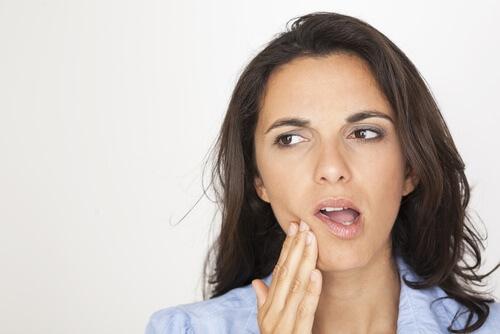 Diş ağrısı yaşayan kadın