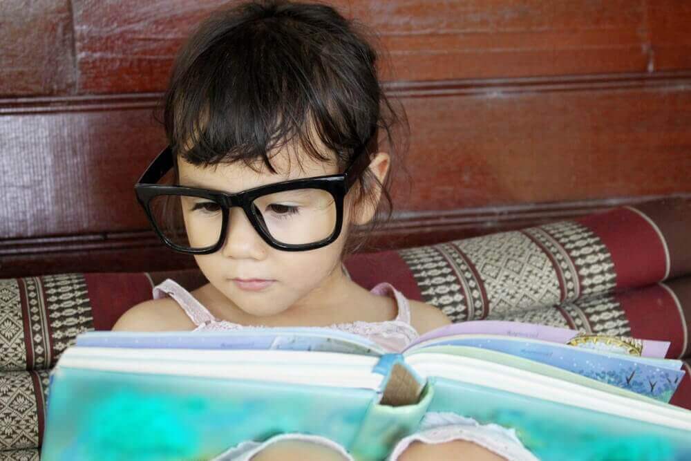çocuk kitap okuyor