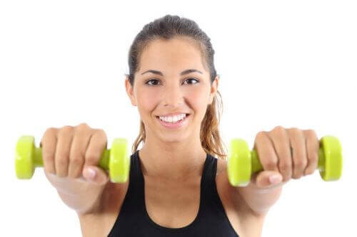 dambılla kollarını çalıştıran kadın