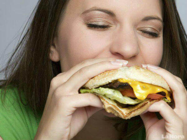 kadın hamburger yiyor