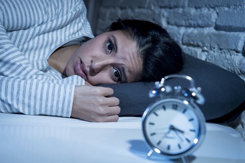 gece saat uykusuzluk çeken kadın
