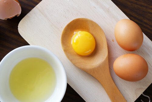 iki yumurta ve yumurta sarısı