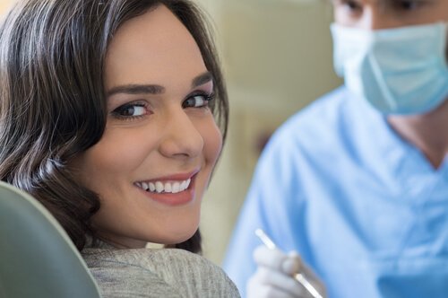 kadın dişçide mutlu