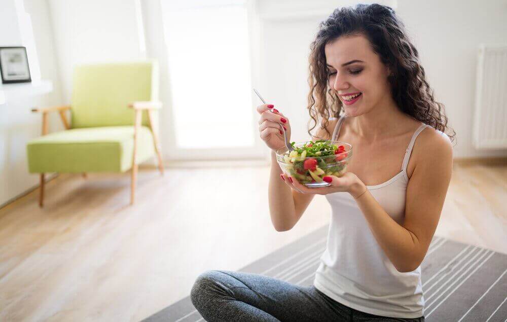 kadın mutlu mesut salata yiyor