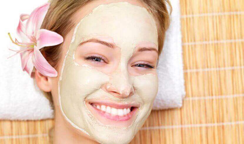 kadın yüzüne yumurta maskesi yapmış