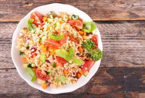 kinoalı domatesli salata