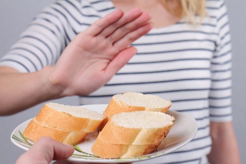 kadın ekmek yemeyi reddediyor