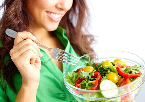 sağlıklı bir kase salata