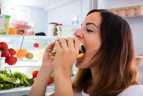 sandviç yiyen kadın buzdolabı