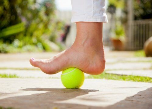 tenis topu ve ayak