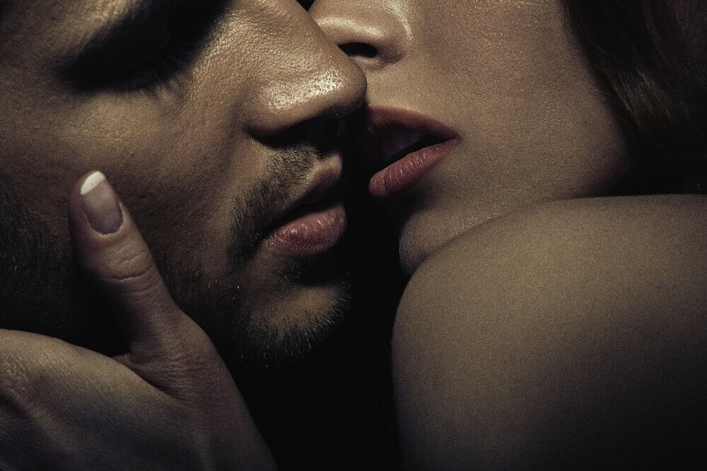 tutkulu aşk kadın ve erkek dudak dudağa