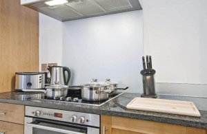 Mutfak Tezgahındaki Yağlardan Kurtulmak İçin 6 Doğal Ürün