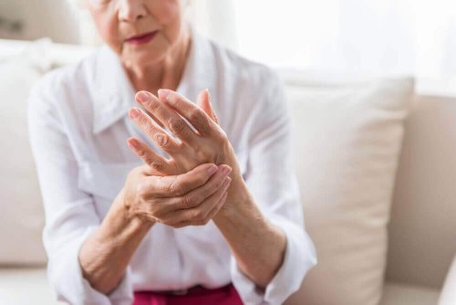 yaşlı kadın elleri artrit