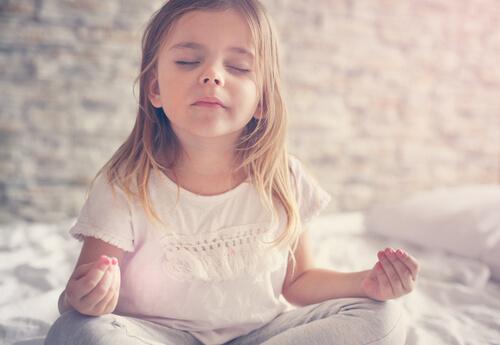 çocuk meditasyon yapıyor