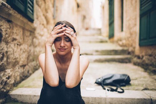 sokakta ağlayan kadın