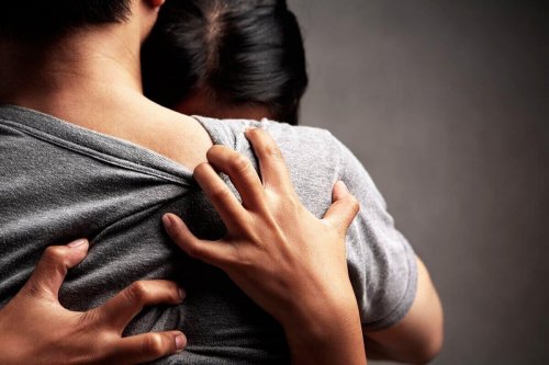 sıkıca sarılan çift