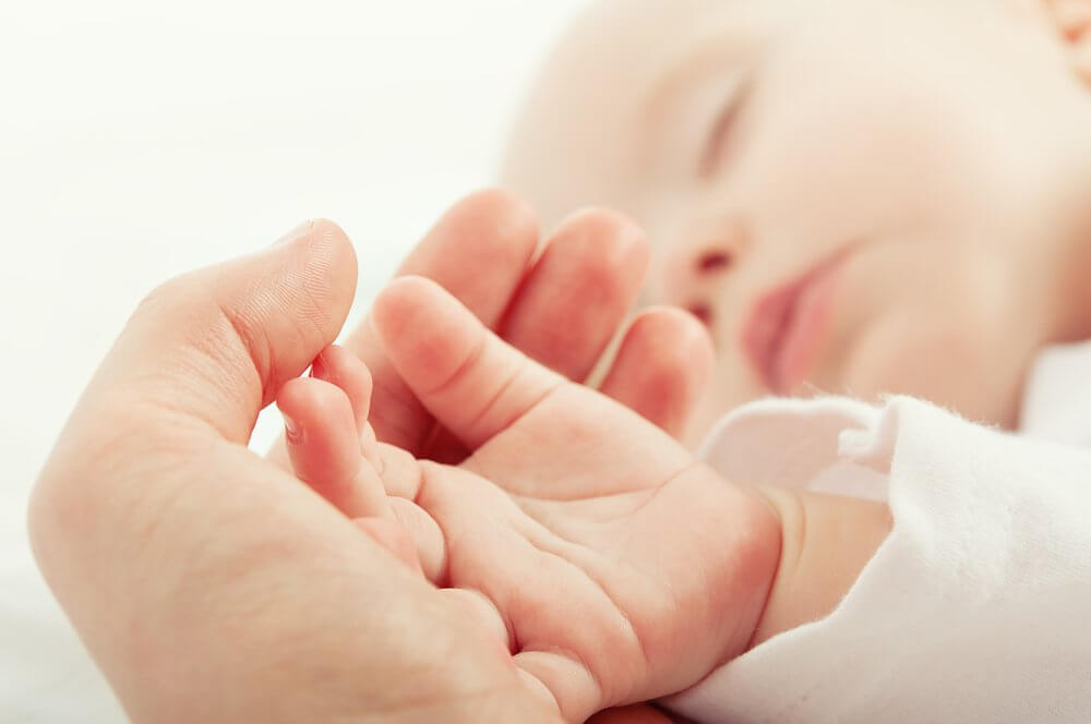 bebeklerde pişik bebeğinin elini tutan anne