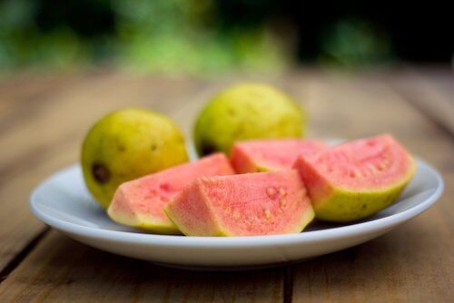 tabakta kesilmiş guava