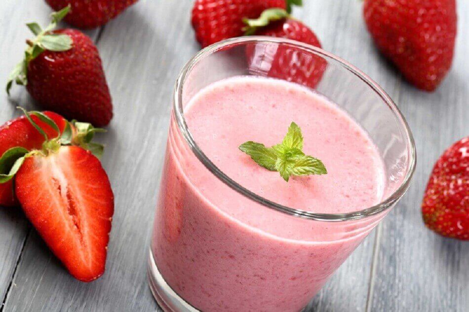çilekler ve bardakta smoothi