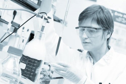 deney yapan kadın hücreler