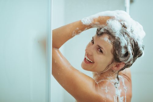 duş yapan mutlu kadın